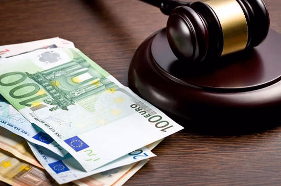 Malgré un patrimoine proche d’un million d’euros, le tribunal décide de réduire sa pension alimentaire